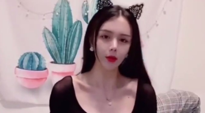 伪娘紫薇,漂亮连体黑丝,啊爸爸操我,在家骚逼塞假鸡吧,撸着大牛子表情享受,高潮抽搐射了