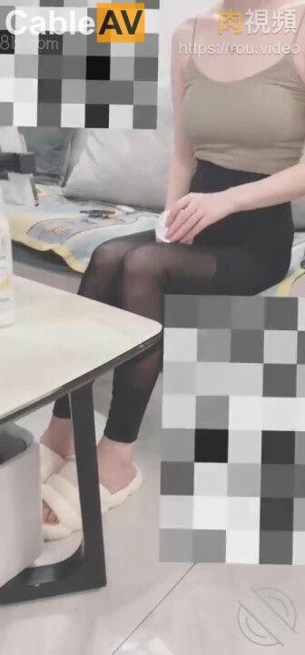 海角社区乱伦大神最爱极品嫂子 嫂子正在直播，强行把嫂子拽进卧室开操，太刺激了