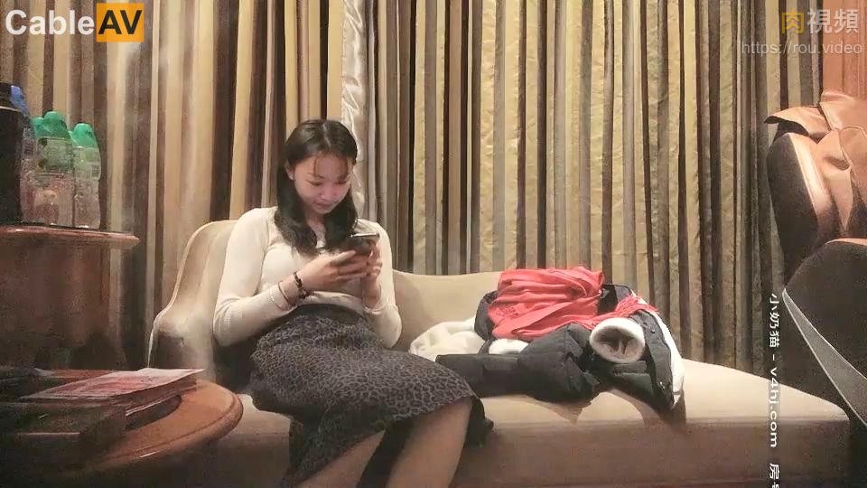 91沉先生探花约了个白衣妹子啪啪，穿上白丝上位骑坐抬腿侧入勐操