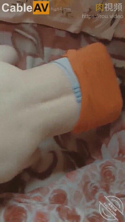 学着小电影做爱真过瘾 跟妈妈新年第一炮忍不住内射 妈妈发飙了！蹲在床上好久精液才流出来